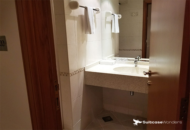 emirates complimentary hotel bathroom dubai